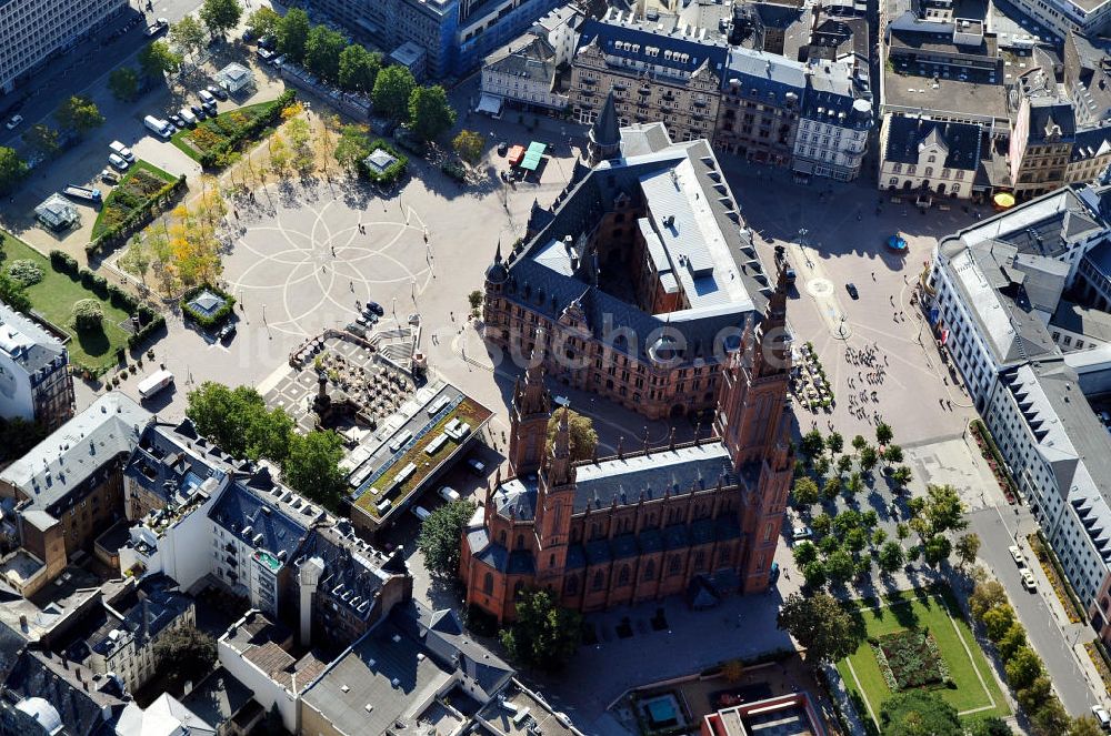 Luftbild Wiesbaden - Das neue Rathaus und die evangelische Marktkirche am Marktplatz an der Marktstraße in Wiesbaden