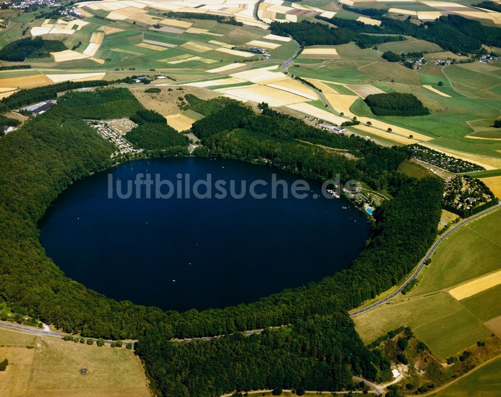 Luftbild Gillenfeld - Das Pulvermaar bei Gillenfeld im Landkreis Vulkaneifel im Bundesland Rheinland-Pfalz.