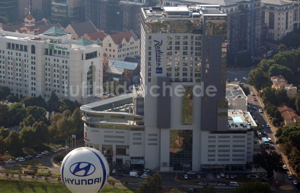 JOHANNESBURG aus der Vogelperspektive: Das Radisson Blu Hotel und das Holiday Inn in Johannesburg