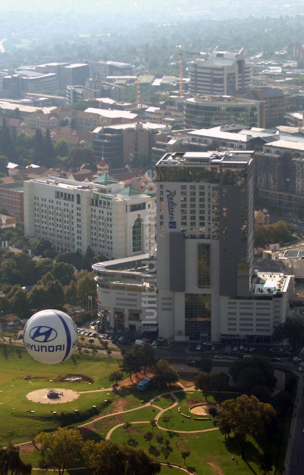 JOHANNESBURG von oben - Das Radisson Blu Hotel und das Holiday Inn in Johannesburg