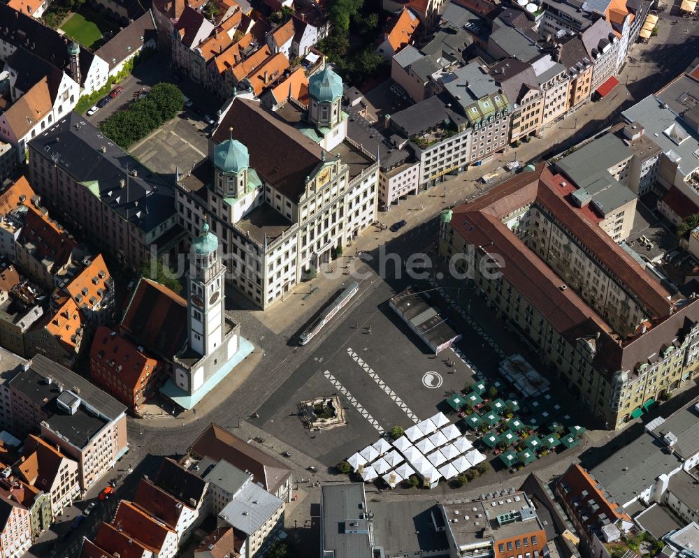 Augsburg von oben - Das Rathaus und der Perlachturm am Rathausplatz in der Innenstadt von Augsburg im Bundesland Bayern