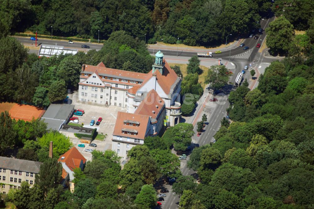 Berlin von oben - Das Rathaus Treptow Berlin