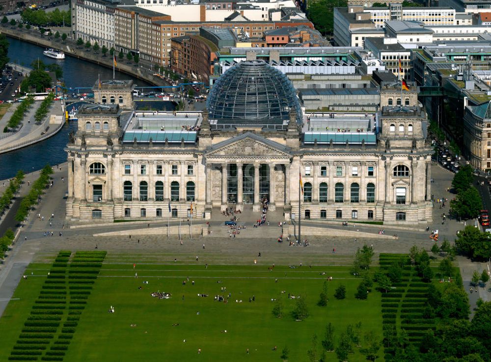 Berlin von oben - Das Reichstagsgebäude in Berlin