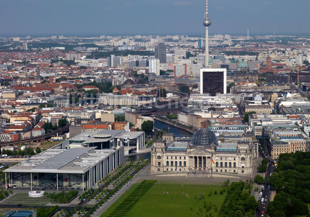 Luftaufnahme Berlin - Das Reichstagsgebäude in Berlin