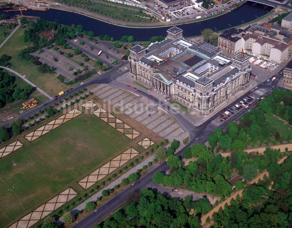 Berlin von oben - Das Reichstagsgebäude am Platz der Republik in Berlin