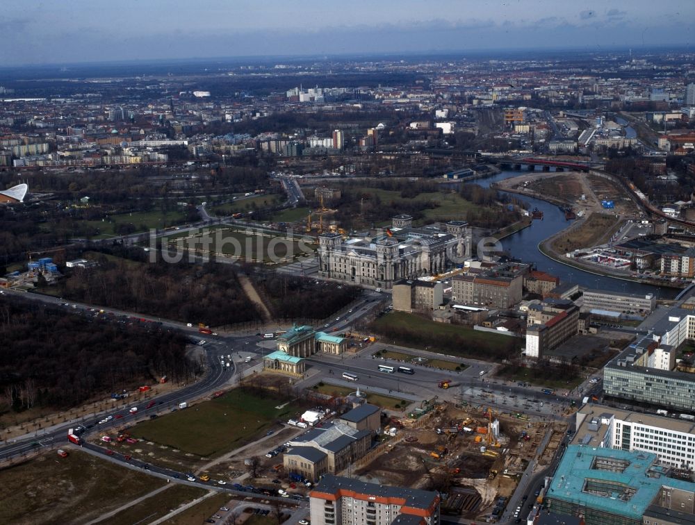 Berlin aus der Vogelperspektive: Das Reichstagsgebäude am Platz der Republik in Berlin