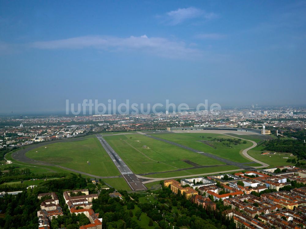 Berlin aus der Vogelperspektive: Das Rollfeld des ehemaligen Flughafens Berlin-Tempelhof