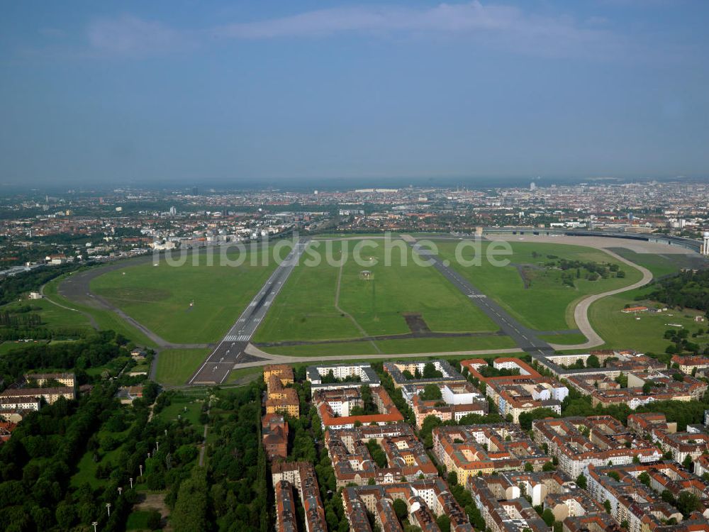 Berlin von oben - Das Rollfeld des ehemaligen Flughafens Berlin-Tempelhof