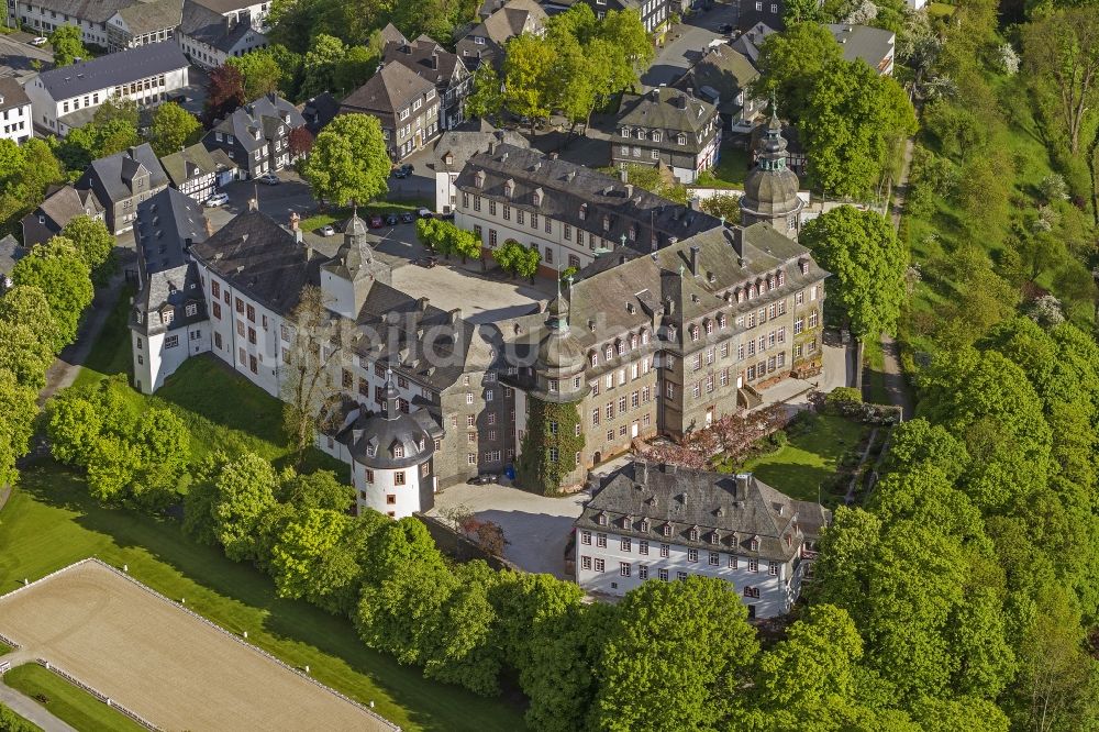 Bad Berleburg von oben - Das Schloss Berleburg in Bad Berleburg im Kreis Siegen-Wittgenstein im Bundesland Nordrhein-Westfalen