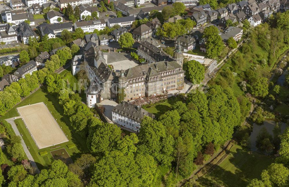 Bad Berleburg aus der Vogelperspektive: Das Schloss Berleburg in Bad Berleburg im Kreis Siegen-Wittgenstein im Bundesland Nordrhein-Westfalen