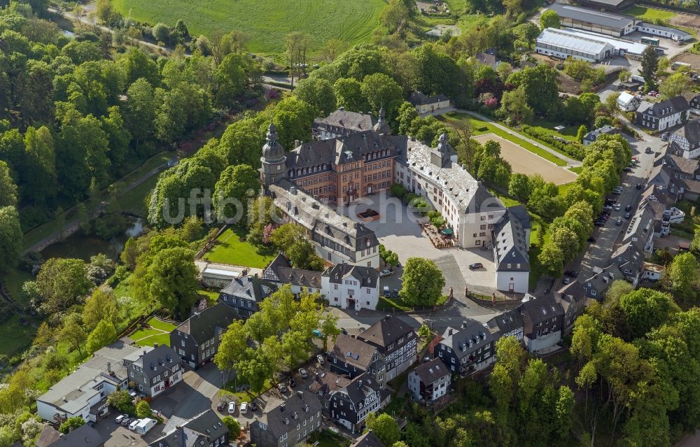 Bad Berleburg aus der Vogelperspektive: Das Schloss Berleburg in Bad Berleburg im Kreis Siegen-Wittgenstein im Bundesland Nordrhein-Westfalen