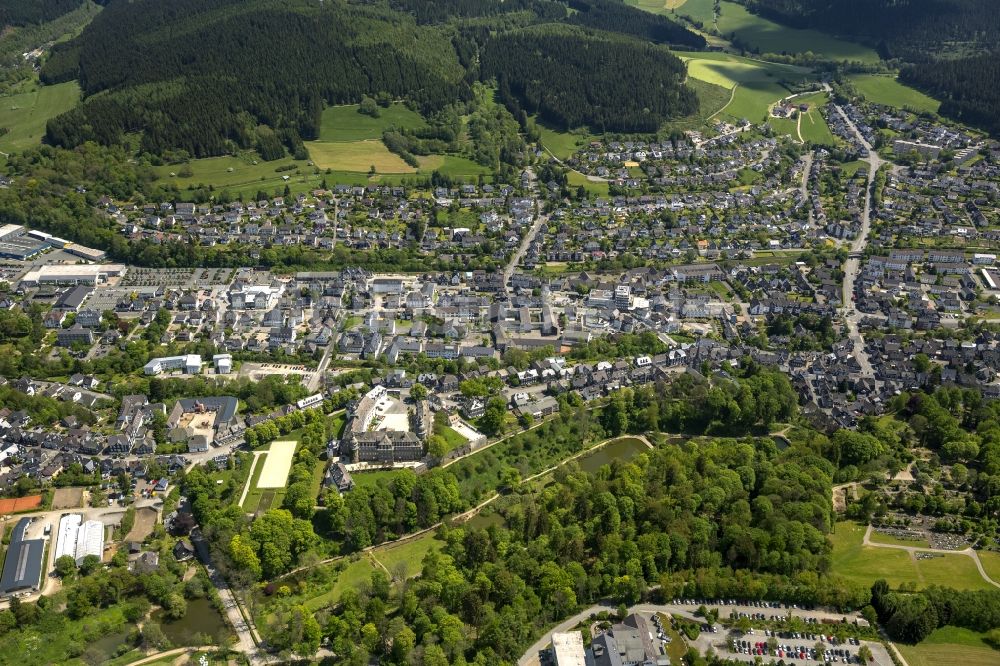 Bad Berleburg aus der Vogelperspektive: Das Schloss Berleburg in Bad Berleburg im Kreis Siegen-Wittgenstein im Bundesland Nordrhein-Westfalen