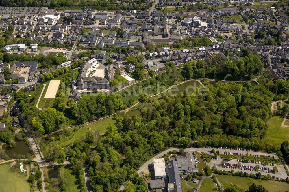 Luftbild Bad Berleburg - Das Schloss Berleburg in Bad Berleburg im Kreis Siegen-Wittgenstein im Bundesland Nordrhein-Westfalen