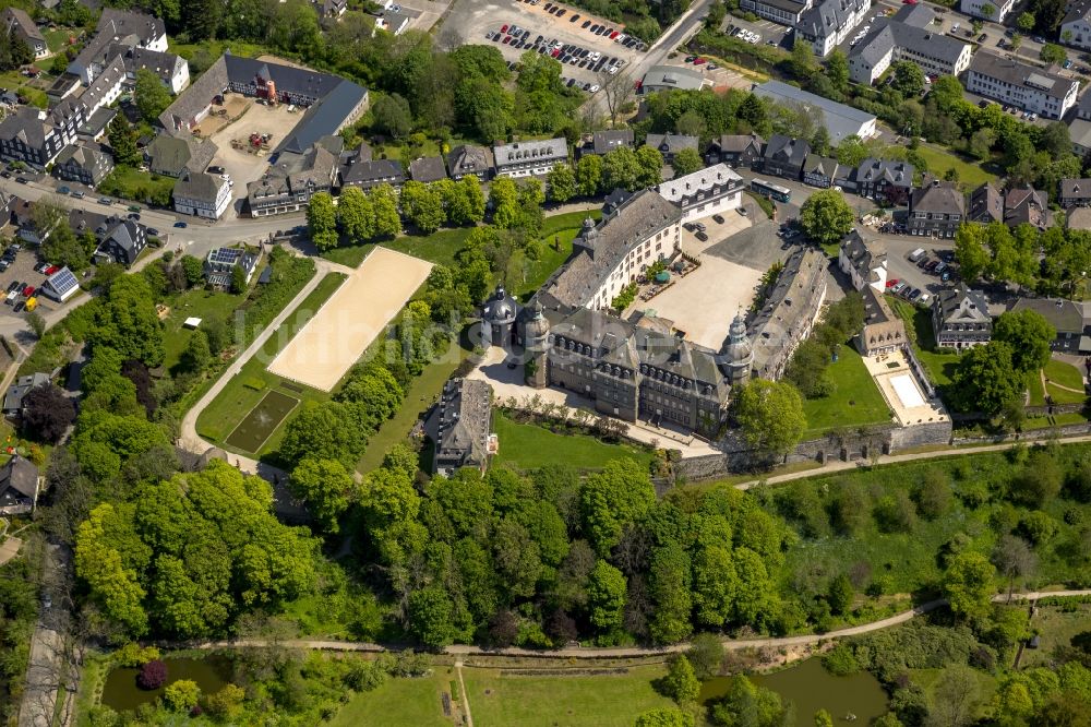 Luftaufnahme Bad Berleburg - Das Schloss Berleburg in Bad Berleburg im Kreis Siegen-Wittgenstein im Bundesland Nordrhein-Westfalen