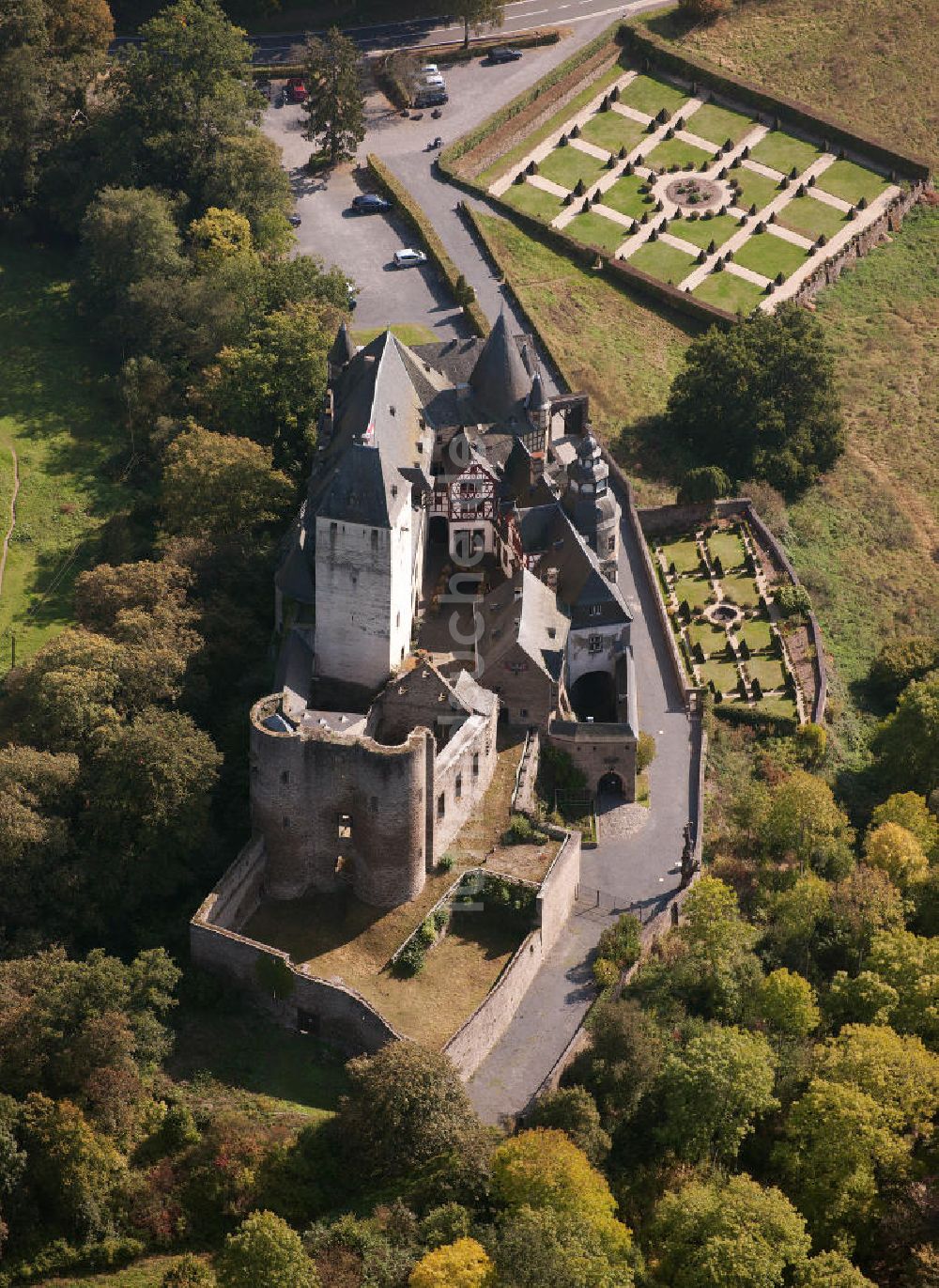 Luftbild Mayen - Das Schloss Bürresheim bei Mayen in Rheinland-Pfalz