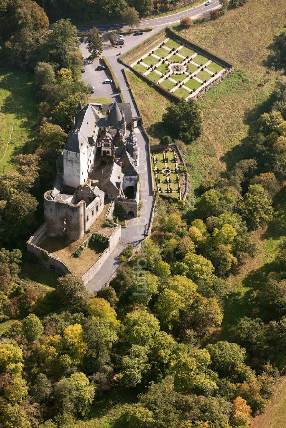 Luftaufnahme Mayen - Das Schloss Bürresheim bei Mayen in Rheinland-Pfalz