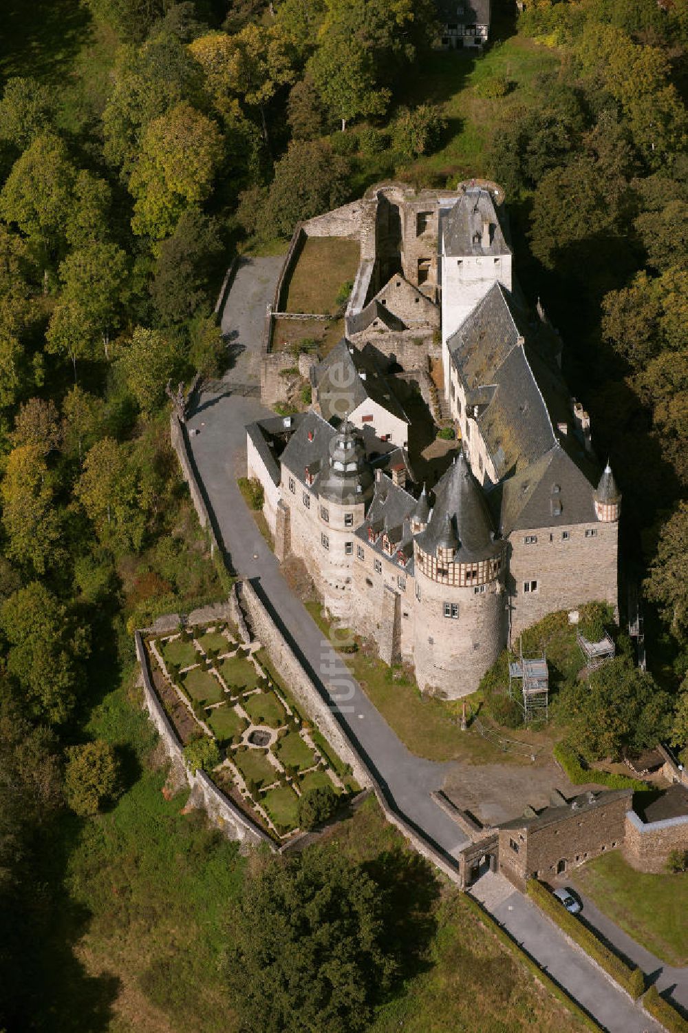 Mayen von oben - Das Schloss Bürresheim bei Mayen in Rheinland-Pfalz