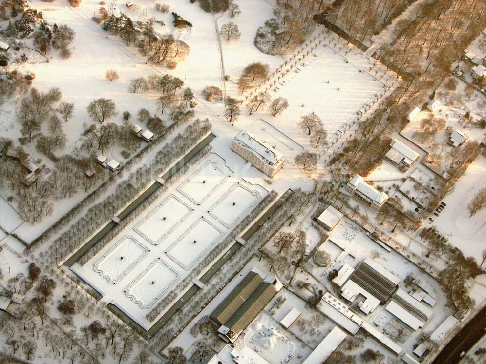 Berlin-Friedrichsfelde aus der Vogelperspektive: Das Schloss Friedrichsfelde - Tierpark 30.12.2005