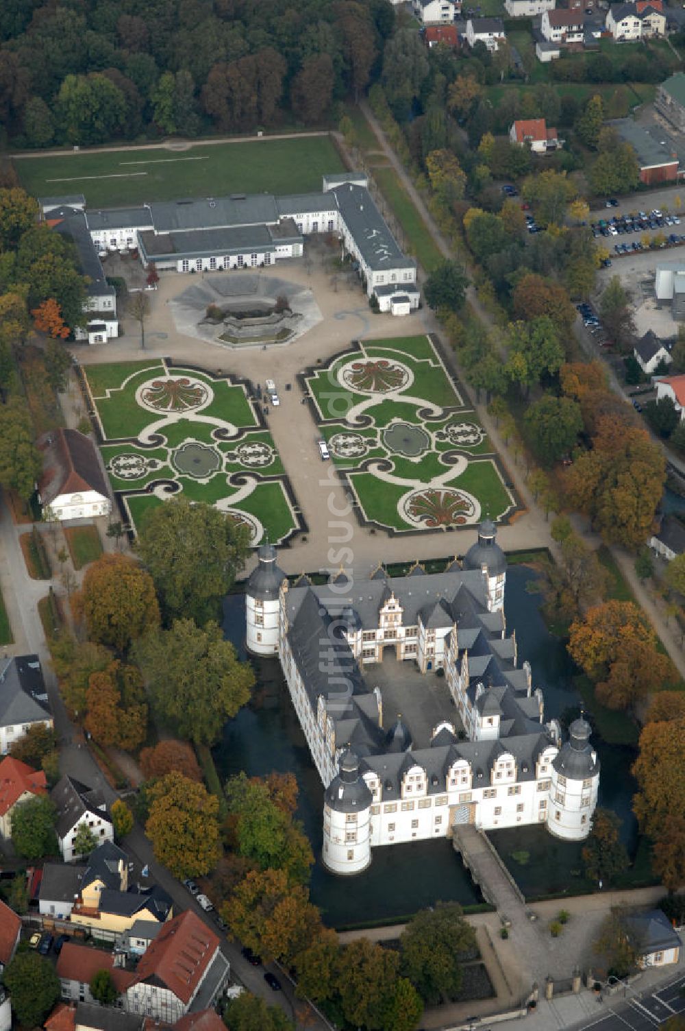 Luftaufnahme Padaborn - Das Schloss Neuhaus bei Paderborn