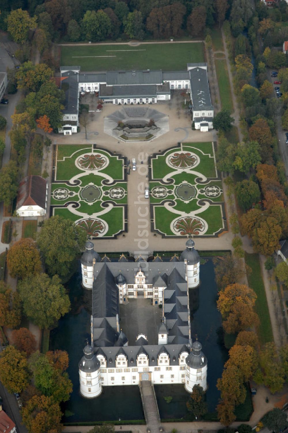 Padaborn aus der Vogelperspektive: Das Schloss Neuhaus bei Paderborn