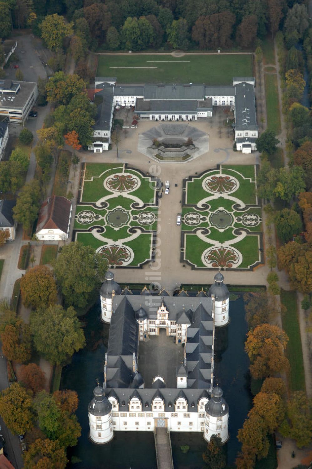 Luftaufnahme Padaborn - Das Schloss Neuhaus bei Paderborn