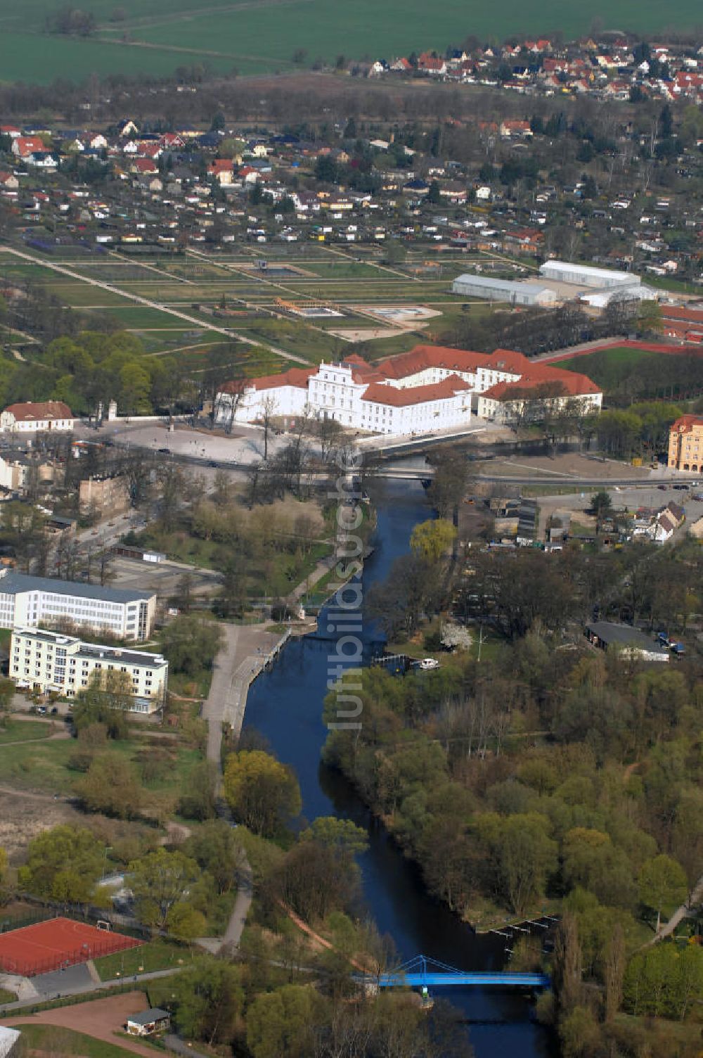 Luftbild ORANIENBURG - Das Schloss Oranienburg mit dem Gelände der Landesgartenschau