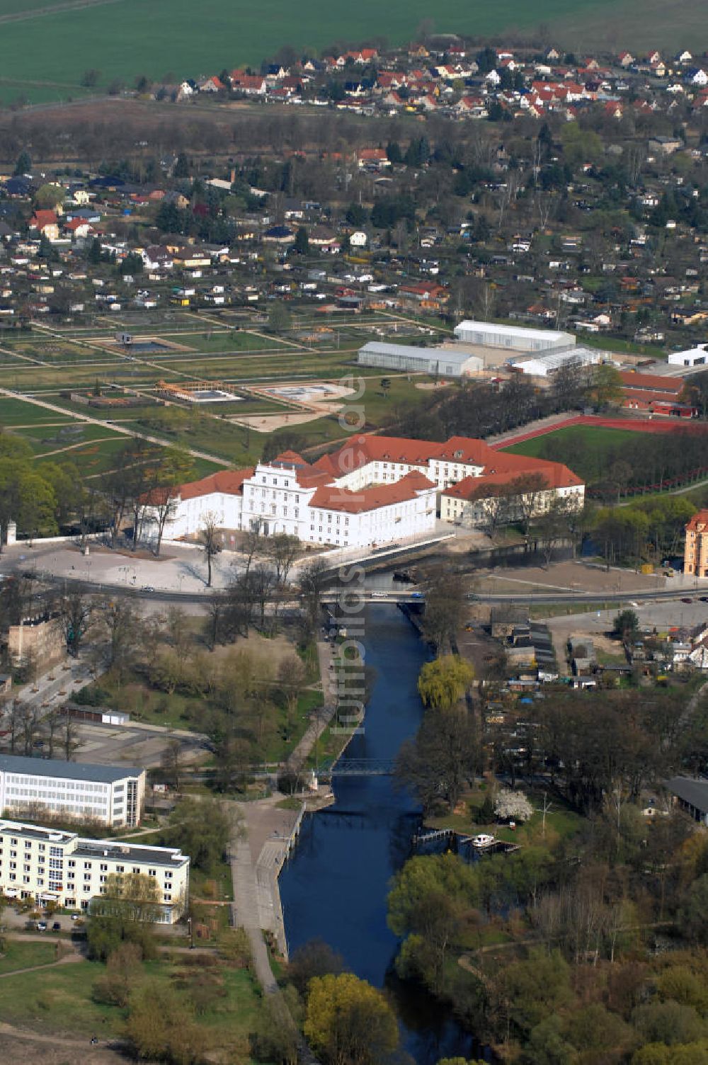 Luftaufnahme ORANIENBURG - Das Schloss Oranienburg mit dem Gelände der Landesgartenschau