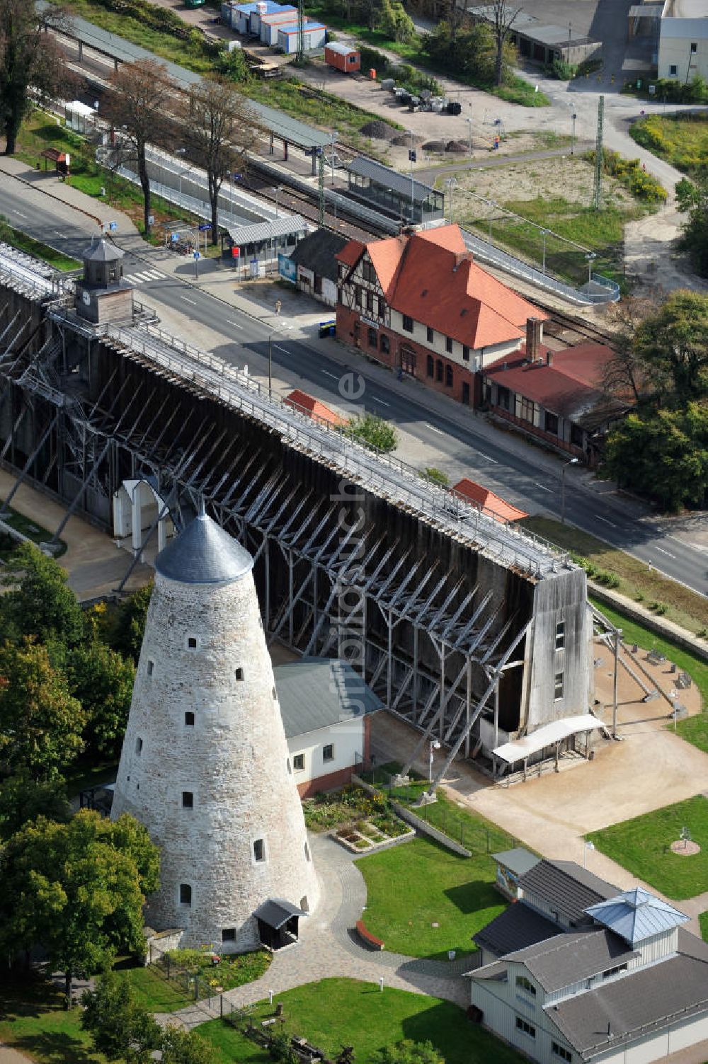 Schönebeck aus der Vogelperspektive: Das Schönebeck-Salzelmen Gradierwerk und der Soleturm in Sachsen-Anhalt