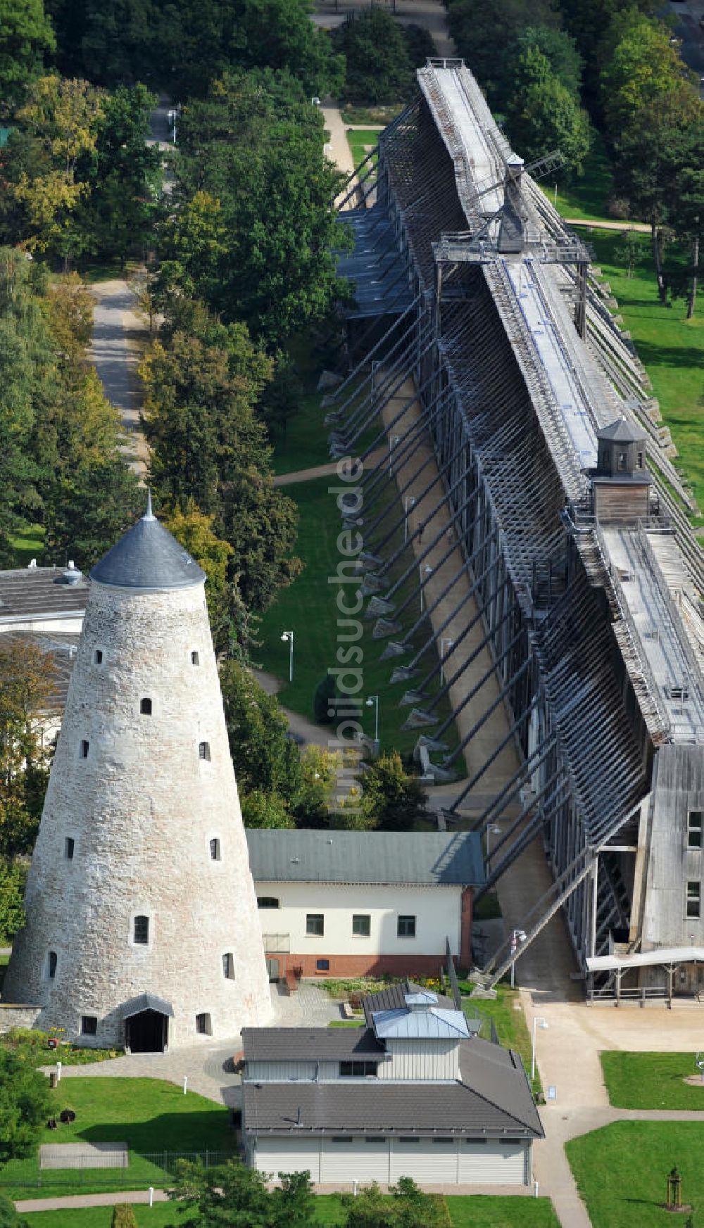 Schönebeck von oben - Das Schönebeck-Salzelmen Gradierwerk und der Soleturm in Sachsen-Anhalt