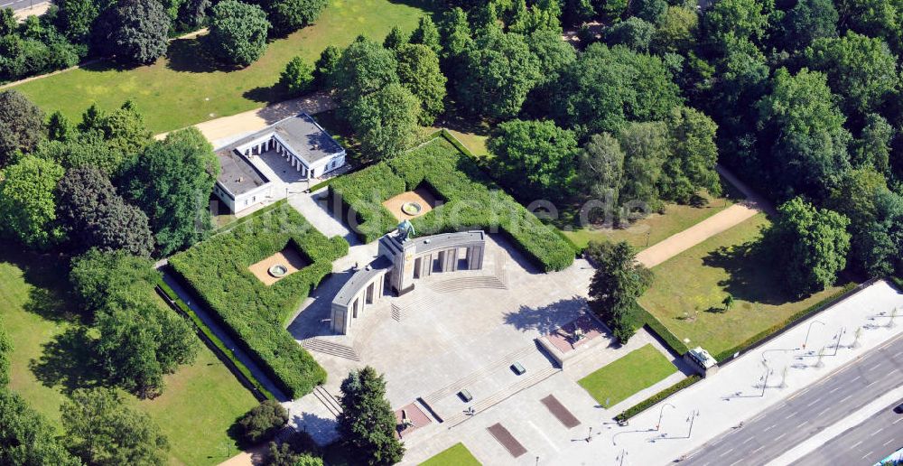 Luftaufnahme Berlin - Das Sowjetische Ehrenmal im Tiergarten in Berlin