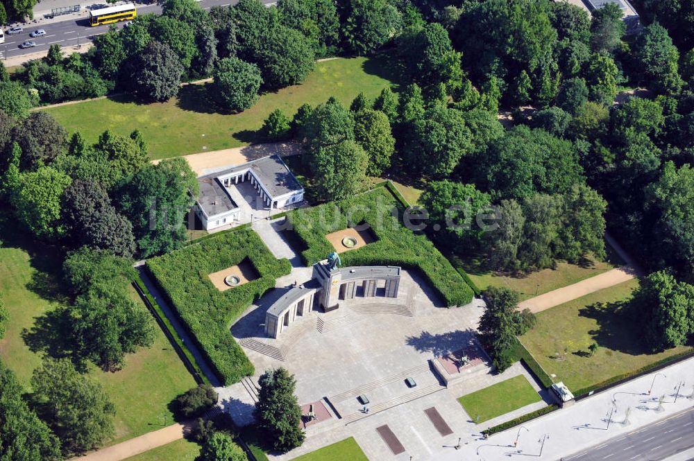 Berlin von oben - Das Sowjetische Ehrenmal im Tiergarten in Berlin