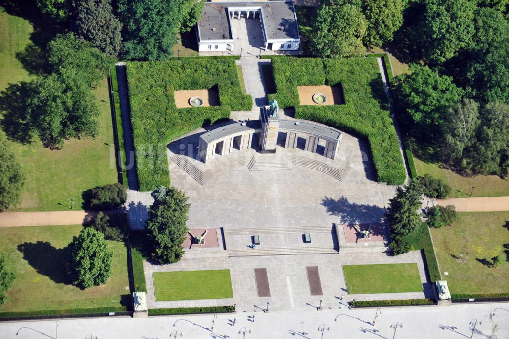 Luftbild Berlin - Das Sowjetische Ehrenmal im Tiergarten in Berlin