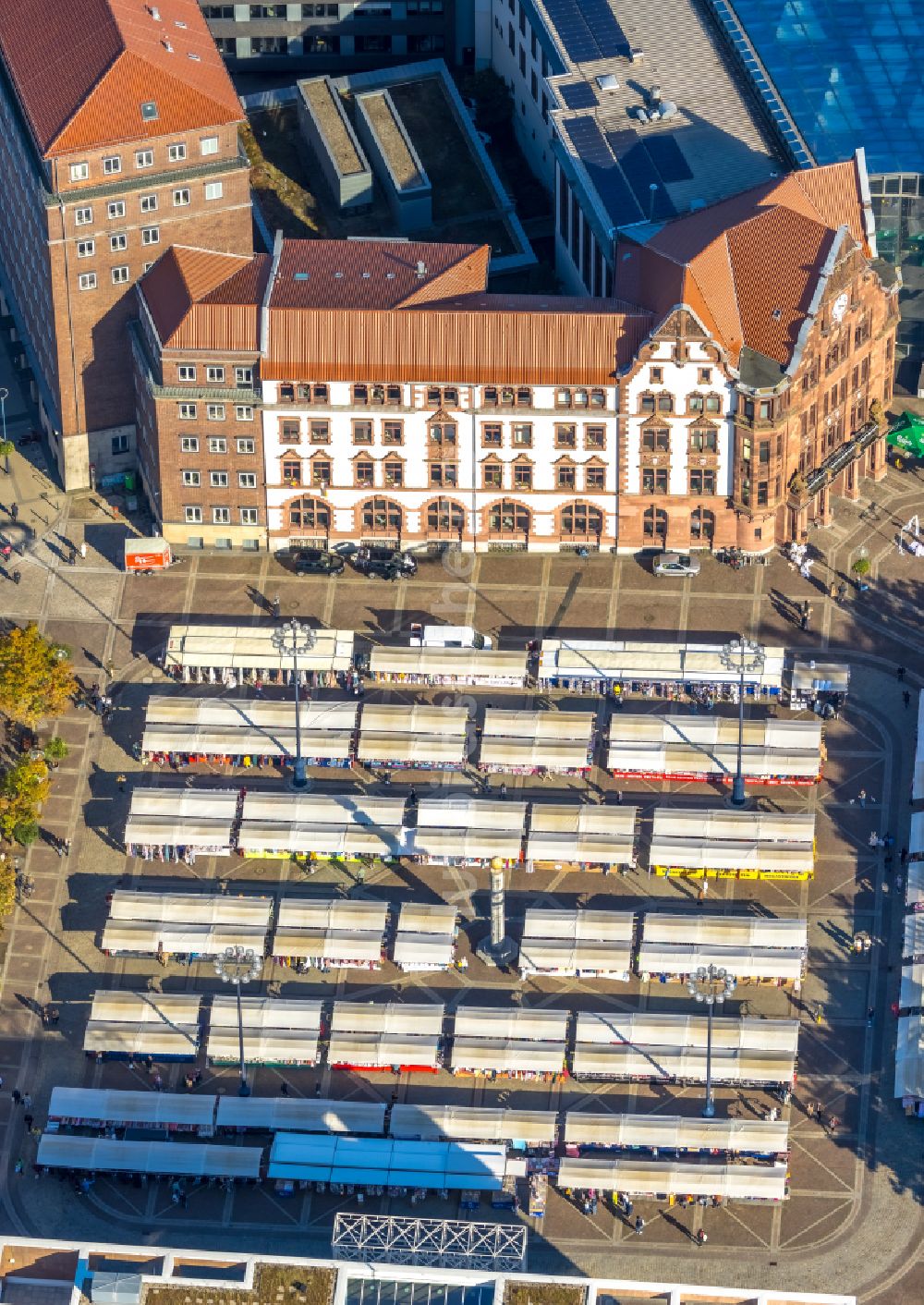 Dortmund aus der Vogelperspektive: Das Stadtamt Dortmund am Südwall - Friedensplatz in der Innenstadt von Dortmund im Bundesland Nordrhein-Westfalen