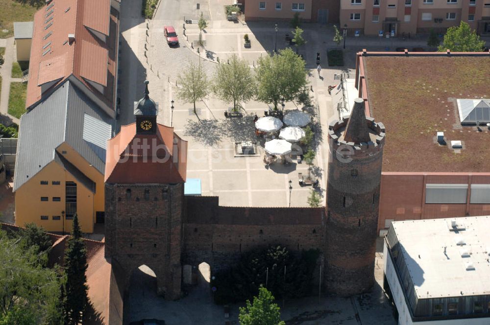 Luftbild Bernau - Das Steintor mit dem Hungerturm in Bernau