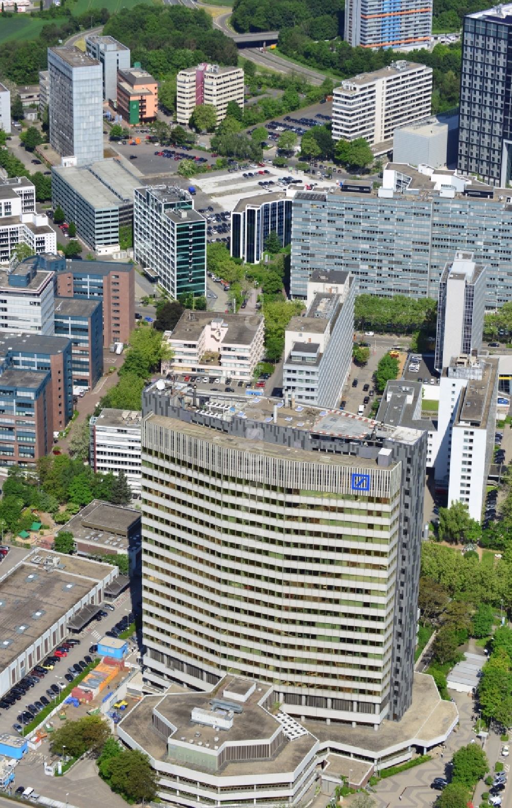 Eschborn aus der Vogelperspektive: Das Technische Zentrum der Deutschen Bank im Gewerbegebiet Süd in Eschborn