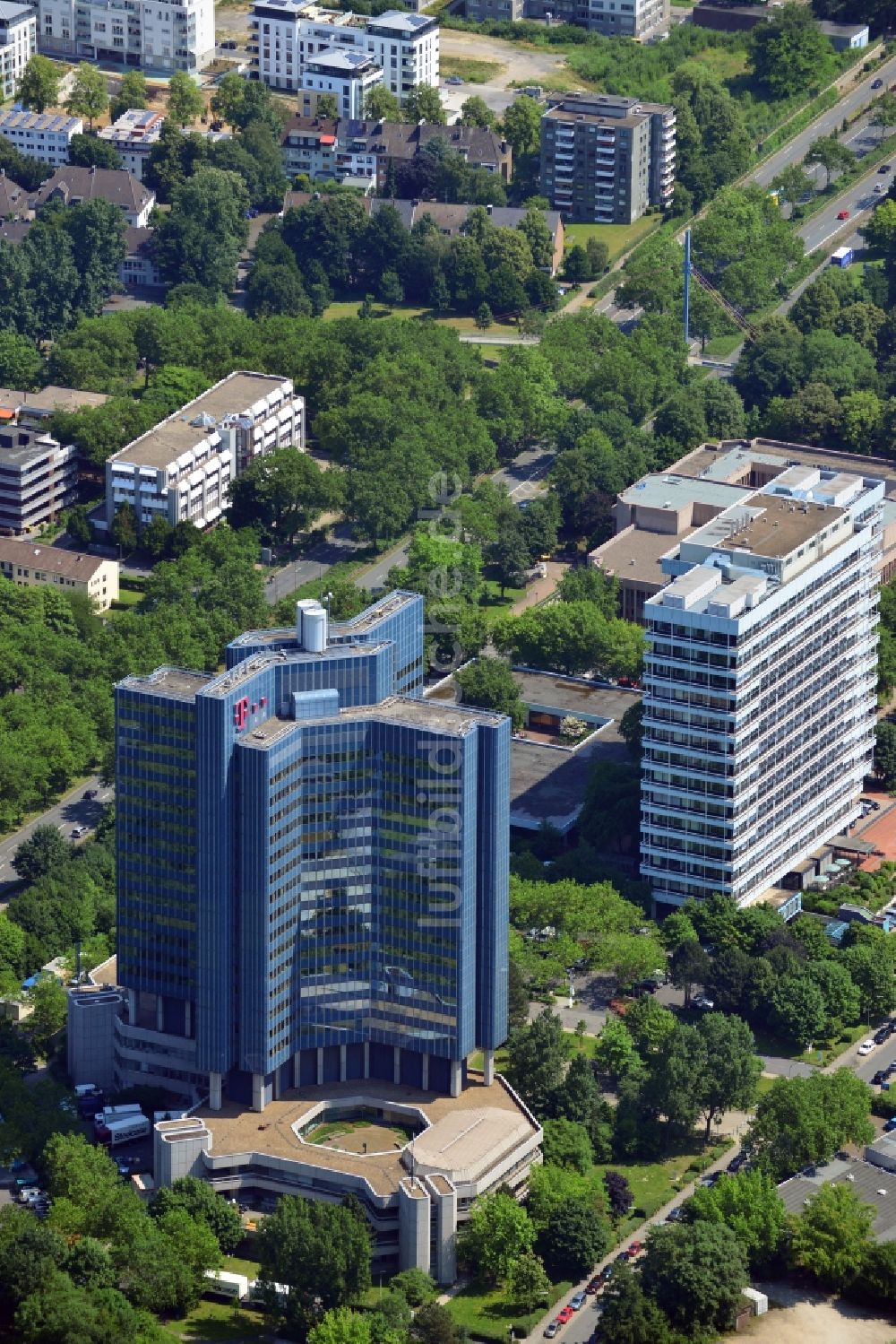 Dortmund von oben - Das Telekom Hochhaus am Rheinlanddamm in Dortmund im Bundesland Nordrhein-Westfalen