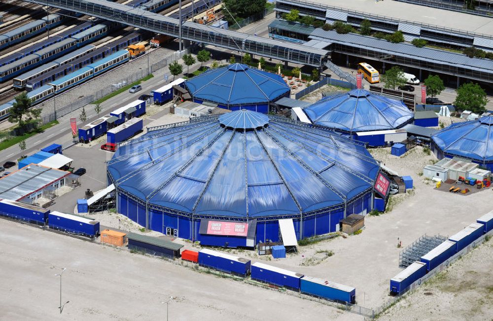 München von oben - Das Theaterzelt des Deutschen Theaters im Münchener Stadtteil Fröttmaning