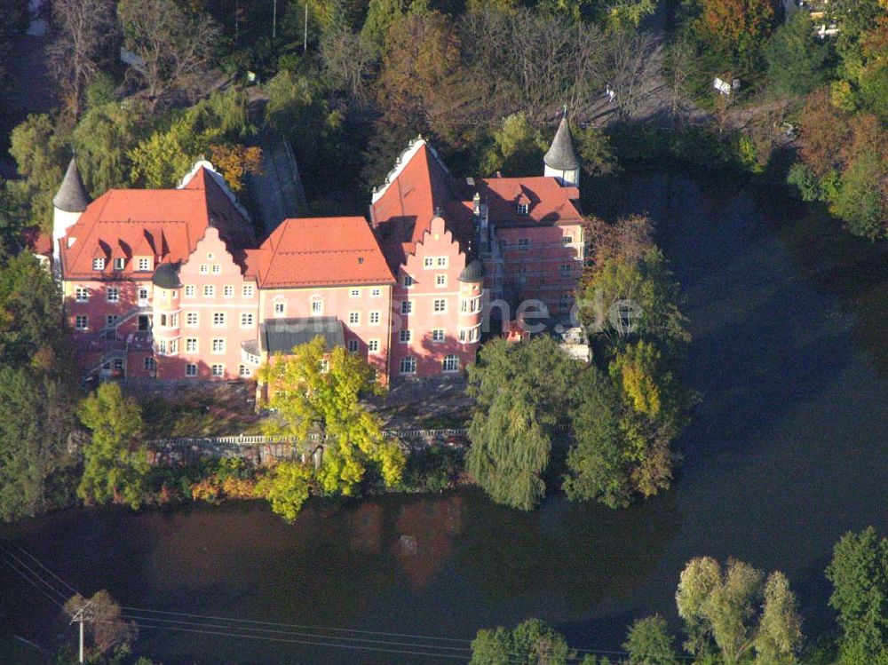 Taufkirchen / Bayern von oben - Das Wasserschloss Taufkirchen 11.10.2005