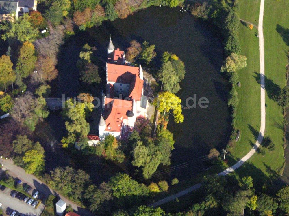 Taufkirchen / Bayern aus der Vogelperspektive: Das Wasserschloss Taufkirchen 11.10.2005