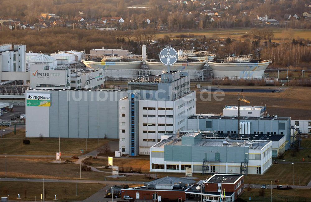 Bitterfeld - Wolfen aus der Vogelperspektive: Das Werk der Bayer AG im Industriepark Bayer Bitterfeld an der Salegaster Chaussee in Bitterfeld-Wolfen