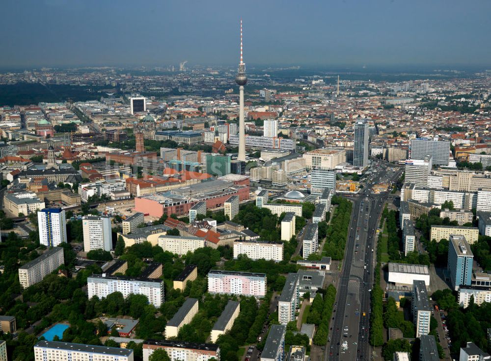 Berlin aus der Vogelperspektive: Das westliche Ende der Karl-Marx-Alle und dem dahinterliegenden Alexanderplatz in Berlin-Mitte