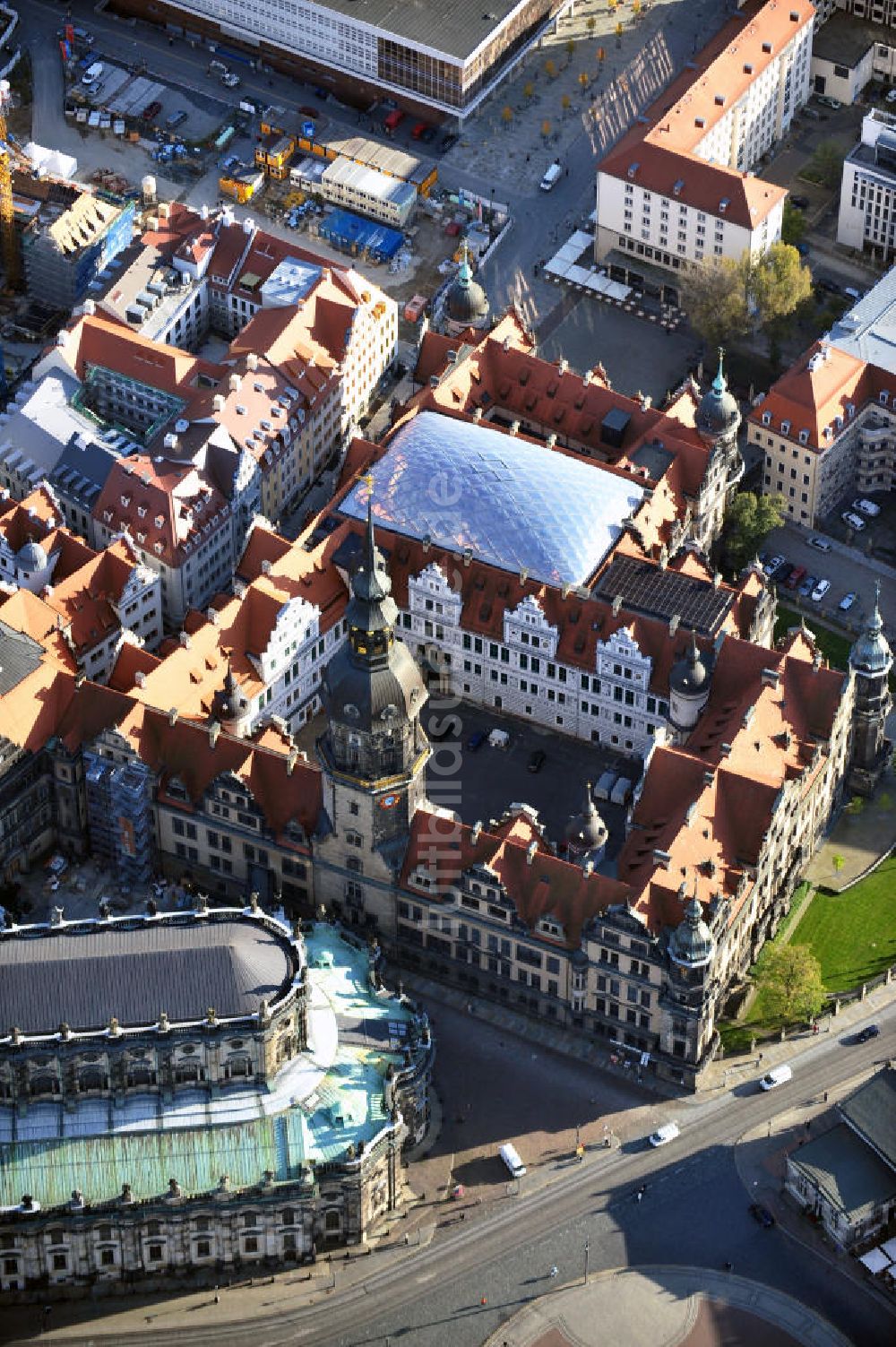 Dresden von oben - Das wiederhergestellte Residenzschloss in Dresden in Sachsen