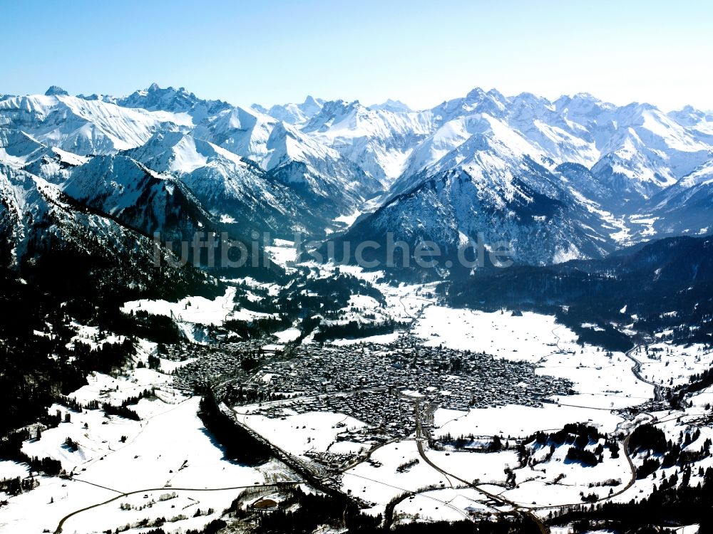 Luftbild Oberstdorf - Das winterlich verschneite Oberstdorf im schwäbischen Landkreis Oberallgäu im Bundesland Bayern