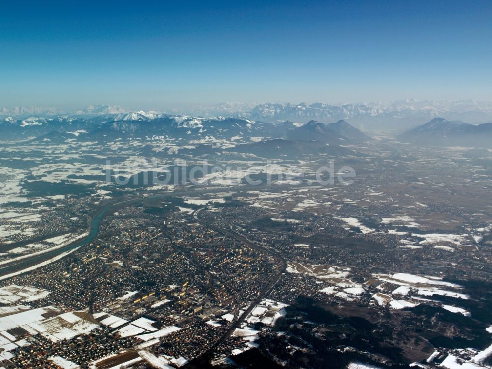 Rosenheim von oben - Das winterlich verschneite Rosenheim im Bundesland Bayern