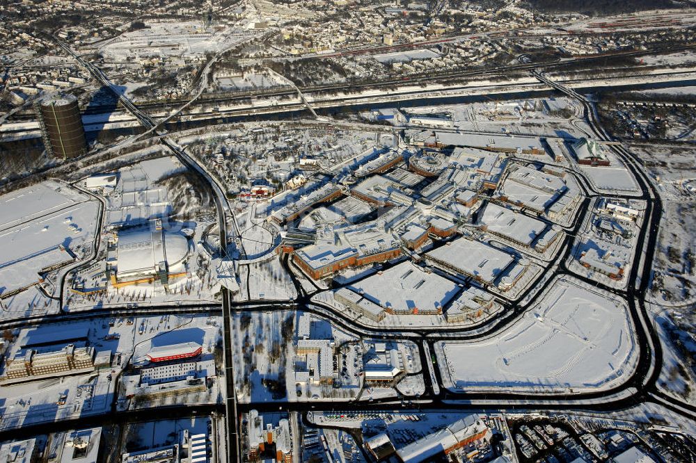 Oberhausen von oben - Das winterliche Einkaufszentrum CentrO in Oberhausen im Ruhrgebiet mit dem Schnee bedeckten Industriedenkmal Gasometer