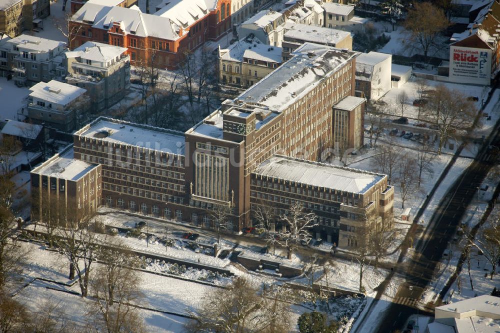 Oberhausen aus der Vogelperspektive: Das winterliche Rathaus in Oberhausen