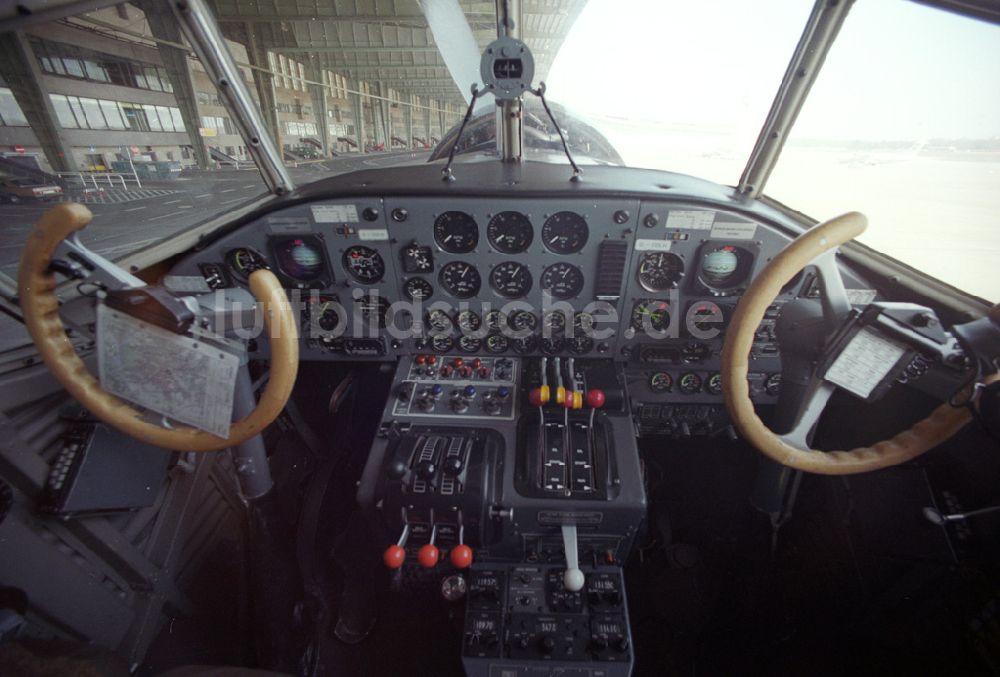 Luftbild Berlin-Tempelhof - Das wohl berühmteste Flugzeug Deutschlands feiert seinen 75. Geburtstag.