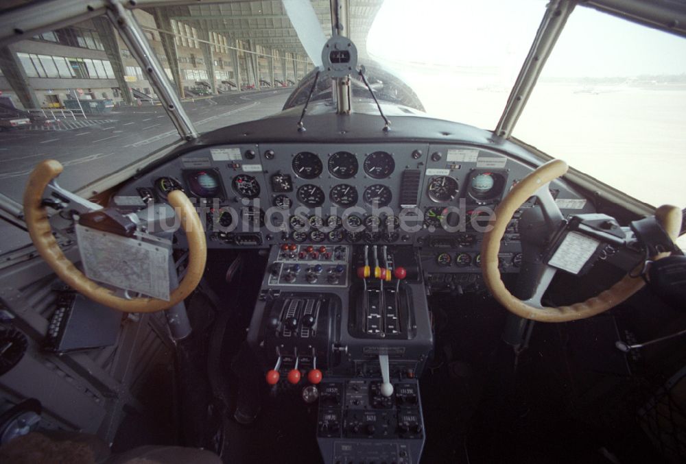 Luftaufnahme Berlin-Tempelhof - Das wohl berühmteste Flugzeug Deutschlands feiert seinen 75. Geburtstag.