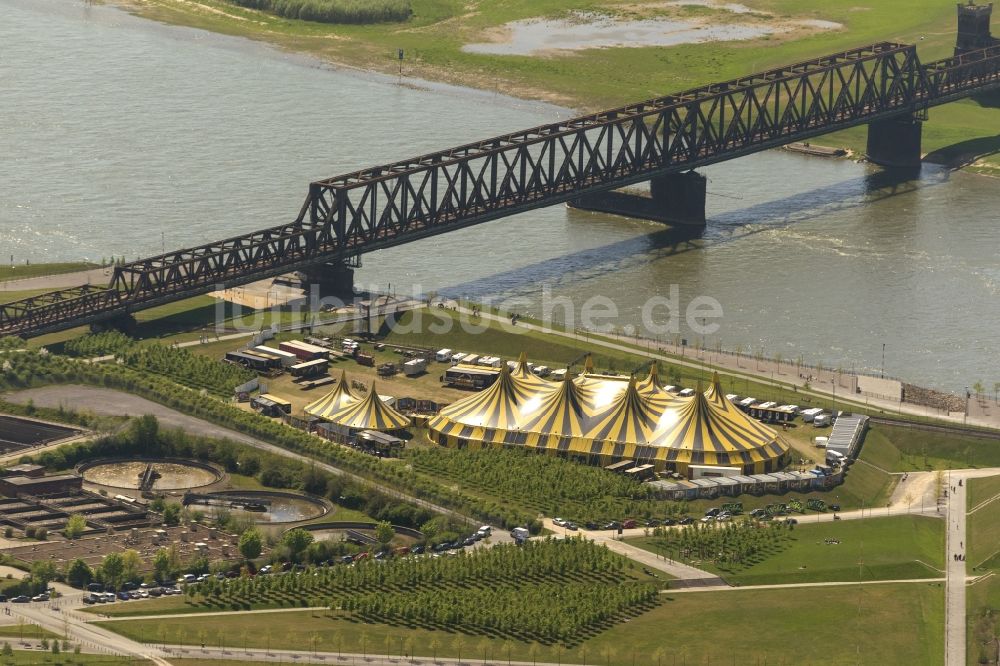 Luftaufnahme Duisburg - Das Zelt des Zirkus Flic Flac im Rheinpark im Stadtteil Hochfeld im Stadtbezirk Mitte in Duisburg im Bundesland Nordrhein-Westfalen