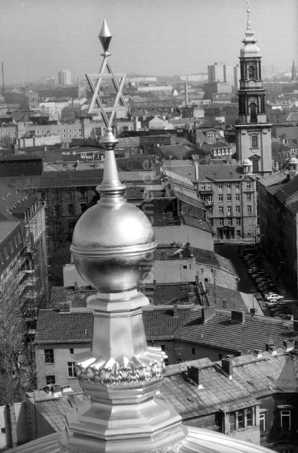 Luftaufnahme Berlin - Davidstern auf der Kuppel der restaurierten Neuen Synagoge in der Oranienburger Strasse 07.04.1992